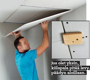 Kipsilevykatto: Uloimmat levyt nostetaan ensin seinää vasten Kipsilevykatto: Uloimmat levyt nostetaan ensin seinää vasten